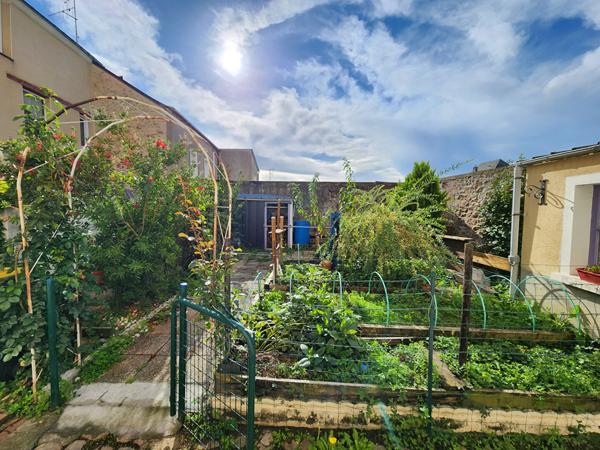 Maison à rénover, fort potentiel en plein centre de Châteauneuf-sur-Sarthe