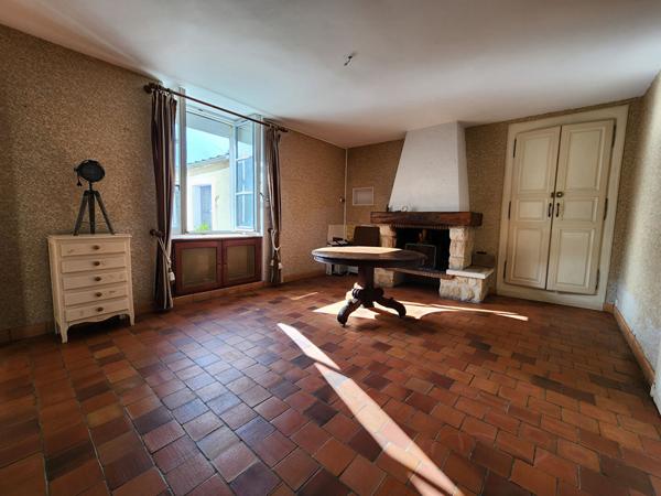 Maison à rénover, fort potentiel en plein centre de Châteauneuf-sur-Sarthe