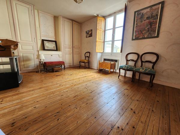 Maison à rénover, fort potentiel en plein centre de Châteauneuf-sur-Sarthe