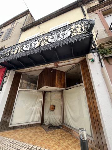 Immeuble composé d' un local et d' un appartement.