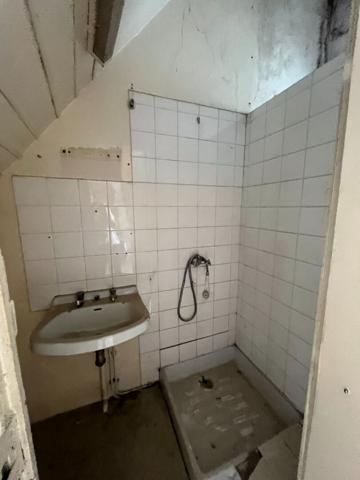 Immeuble composé d' un local et d' un appartement.