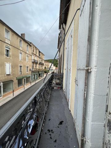 Immeuble composé d' un local et d' un appartement.