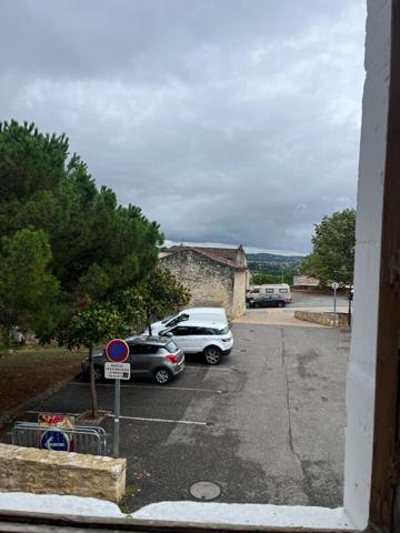 Immeuble composé d' un local et d' un appartement.