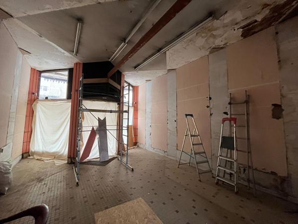 Immeuble composé d' un local et d' un appartement.