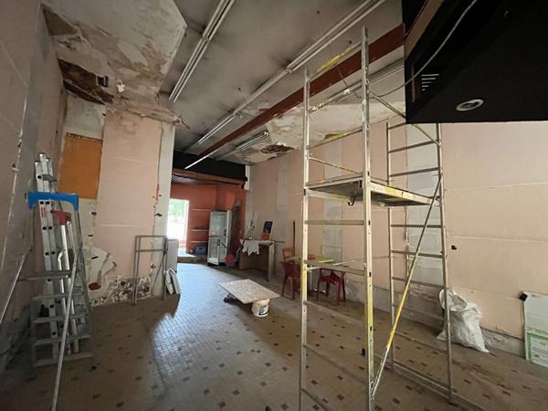 Immeuble composé d' un local et d' un appartement.