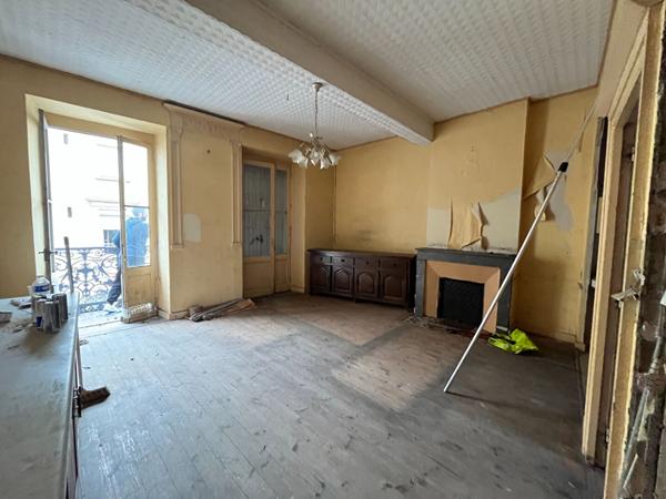 Immeuble composé d' un local et d' un appartement.