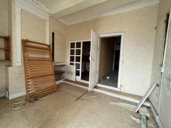 Immeuble composé d' un local et d' un appartement.