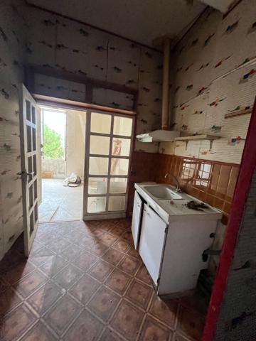 Immeuble composé d' un local et d' un appartement.