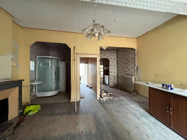 Immeuble composé d' un local et d' un appartement.