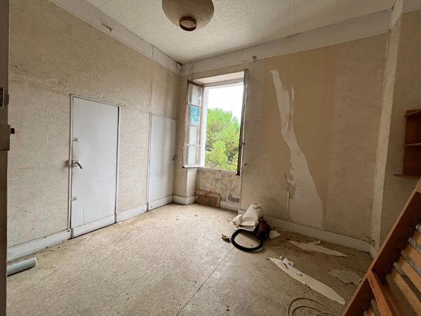 Immeuble composé d' un local et d' un appartement.