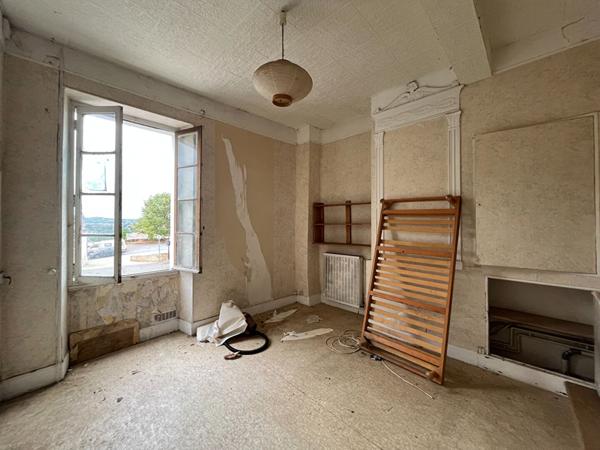 Immeuble composé d' un local et d' un appartement.