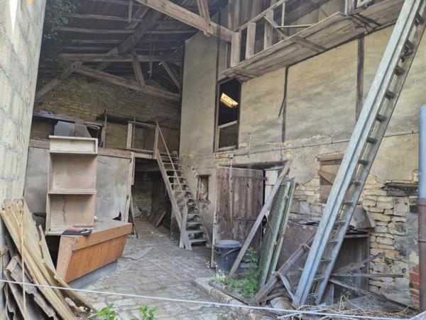 RARE À LA VENTE – GARAGE AVEC GROS POTENTIEL EN PLEIN CENTRE DE RUFFEC