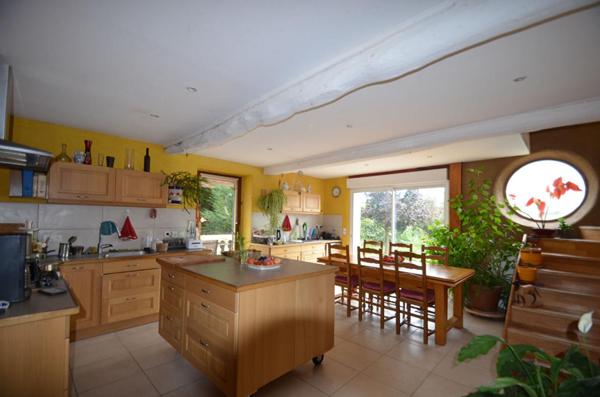 Maison de 220 m2 et dépendance de 180m2 + cave + garage