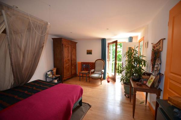 Maison de 220 m2 et dépendance de 180m2 + cave + garage