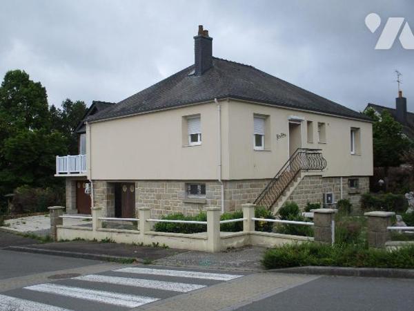 Maison année 1965, comprenant :
-au sous-sol : chaufferie, 1 pièce avec évier, WC, 2 garages,...