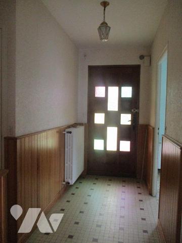 Maison année 1965, comprenant :
-au sous-sol : chaufferie, 1 pièce avec évier, WC, 2 garages,...