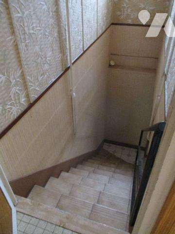 Maison année 1965, comprenant :
-au sous-sol : chaufferie, 1 pièce avec évier, WC, 2 garages,...