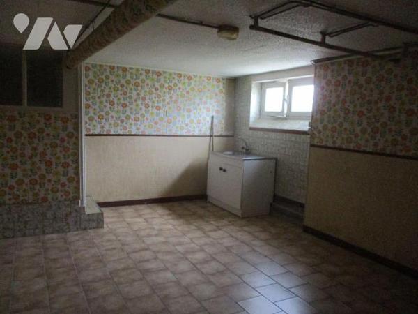 Maison année 1965, comprenant :
-au sous-sol : chaufferie, 1 pièce avec évier, WC, 2 garages,...