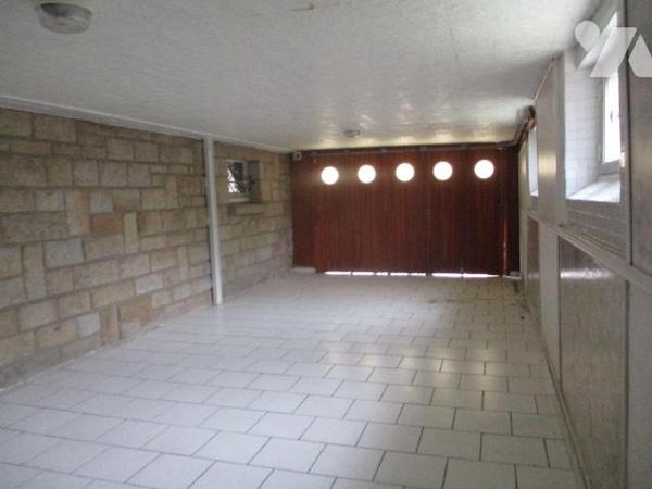 Maison année 1965, comprenant :
-au sous-sol : chaufferie, 1 pièce avec évier, WC, 2 garages,...