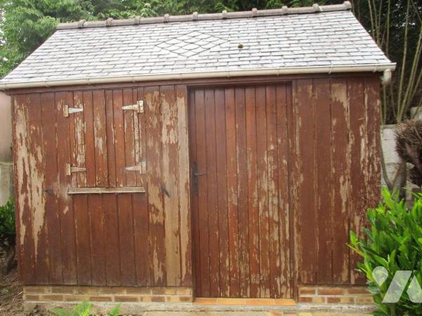 Maison année 1965, comprenant :
-au sous-sol : chaufferie, 1 pièce avec évier, WC, 2 garages,...