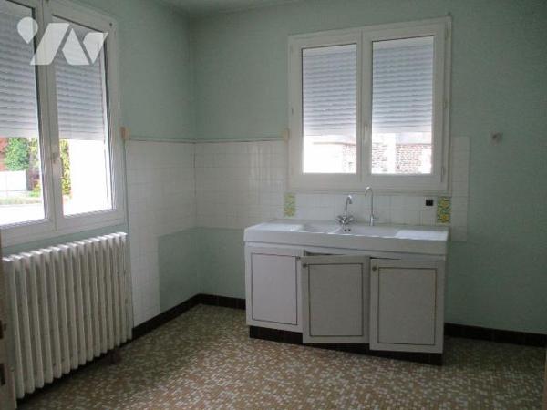 Maison année 1965, comprenant :
-au sous-sol : chaufferie, 1 pièce avec évier, WC, 2 garages,...