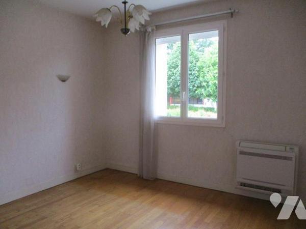 Maison année 1965, comprenant :
-au sous-sol : chaufferie, 1 pièce avec évier, WC, 2 garages,...