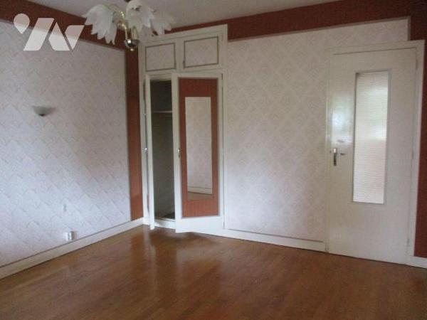 Maison année 1965, comprenant :
-au sous-sol : chaufferie, 1 pièce avec évier, WC, 2 garages,...