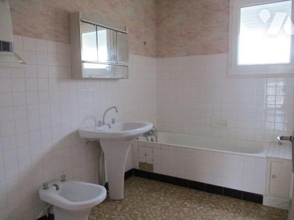 Maison année 1965, comprenant :
-au sous-sol : chaufferie, 1 pièce avec évier, WC, 2 garages,...