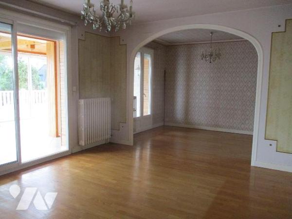 Maison année 1965, comprenant :
-au sous-sol : chaufferie, 1 pièce avec évier, WC, 2 garages,...