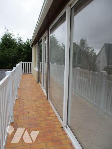 Maison année 1965, comprenant :
-au sous-sol : chaufferie, 1 pièce avec évier, WC, 2 garages,...