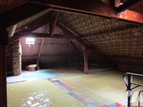 Maison année 1965, comprenant :
-au sous-sol : chaufferie, 1 pièce avec évier, WC, 2 garages,...