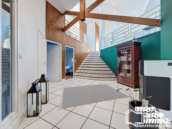 Vaste vialla d'architecte avec piscine et parc