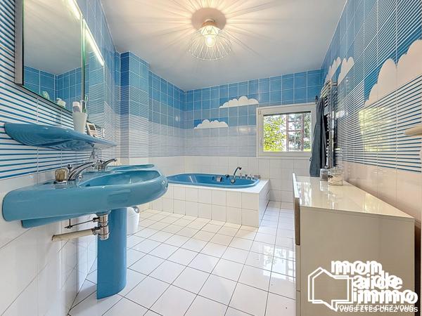 Vaste vialla d'architecte avec piscine et parc