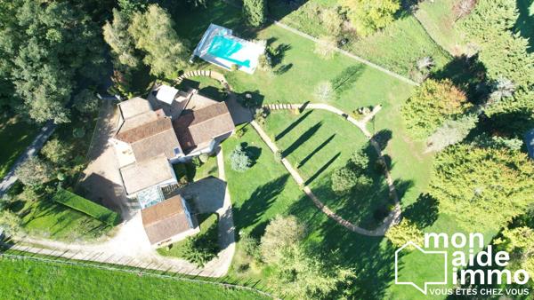Vaste vialla d'architecte avec piscine et parc