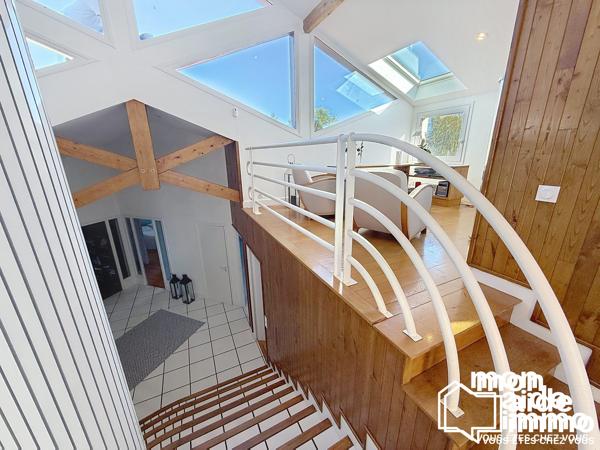Vaste vialla d'architecte avec piscine et parc