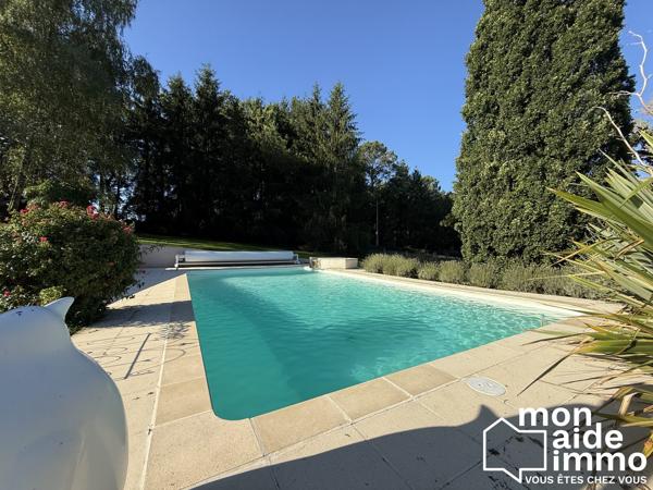 Vaste vialla d'architecte avec piscine et parc