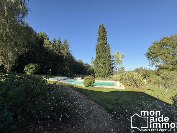 Vaste vialla d'architecte avec piscine et parc