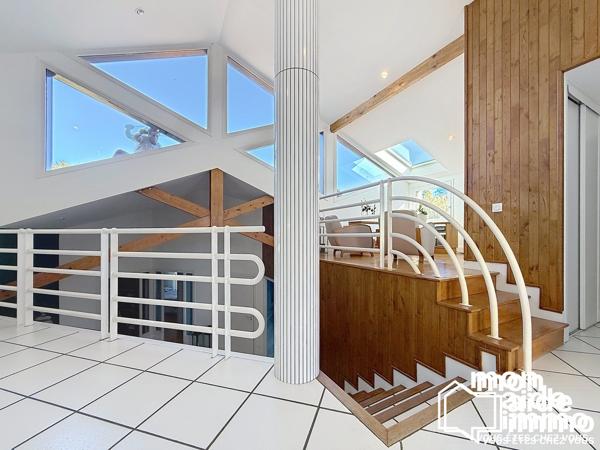 Vaste vialla d'architecte avec piscine et parc