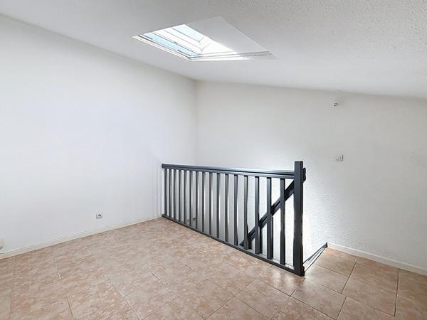 Studio lumineux avec mezzanine, cave, parking, piscine & tennis