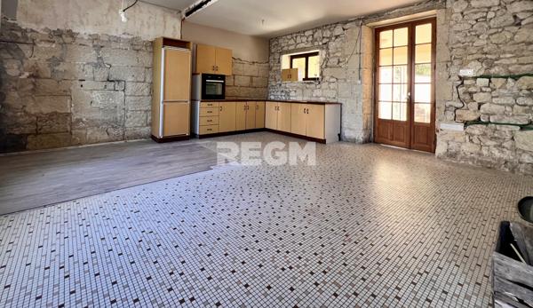 Benais (37140) Maison à finir de rénover à banais - 2 chambres - beau potentiel - grenier aménageable - dépendances - cave