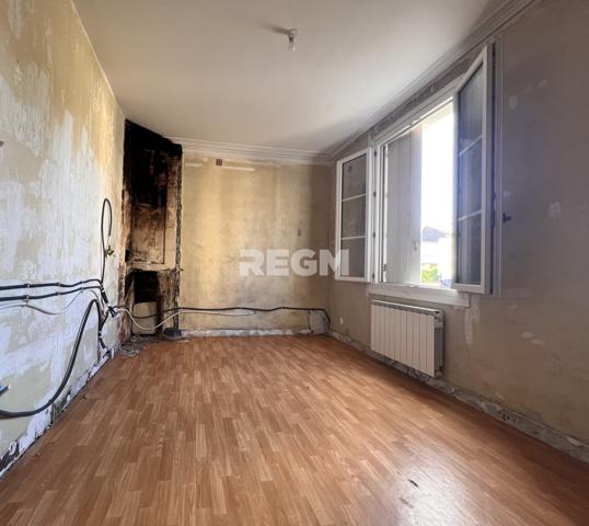 Benais (37140) Maison à finir de rénover à banais - 2 chambres - beau potentiel - grenier aménageable - dépendances - cave