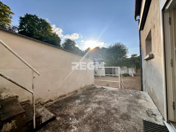 Benais (37140) Maison à finir de rénover à banais - 2 chambres - beau potentiel - grenier aménageable - dépendances - cave