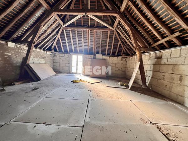 Benais (37140) Maison à finir de rénover à banais - 2 chambres - beau potentiel - grenier aménageable - dépendances - cave