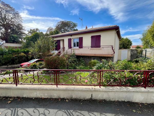 LUCON (85400) QUARTIER SUPER U ADORABLE MAISON SEMI PLAIN PIED 4 CHAMBRES AVEC PISCINE SUR 800 M² CLOS