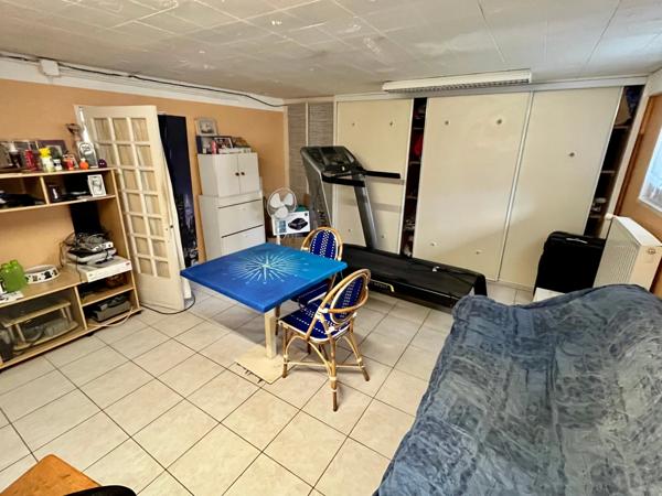 LUCON (85400) QUARTIER SUPER U ADORABLE MAISON SEMI PLAIN PIED 4 CHAMBRES AVEC PISCINE SUR 800 M² CLOS