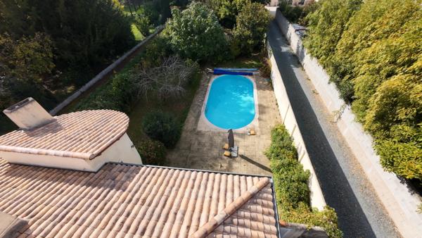 LUCON (85400) QUARTIER SUPER U ADORABLE MAISON SEMI PLAIN PIED 4 CHAMBRES AVEC PISCINE SUR 800 M² CLOS