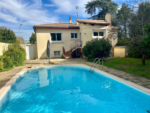 LUCON (85400) QUARTIER SUPER U ADORABLE MAISON SEMI PLAIN PIED 4 CHAMBRES AVEC PISCINE SUR 800 M² CLOS