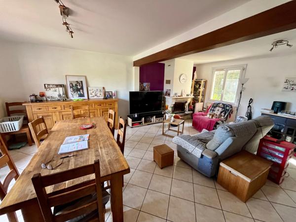 LUCON (85400) QUARTIER SUPER U ADORABLE MAISON SEMI PLAIN PIED 4 CHAMBRES AVEC PISCINE SUR 800 M² CLOS