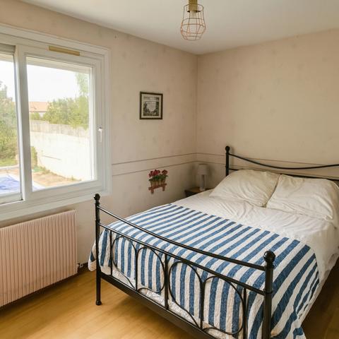 LUCON (85400) QUARTIER SUPER U ADORABLE MAISON SEMI PLAIN PIED 4 CHAMBRES AVEC PISCINE SUR 800 M² CLOS