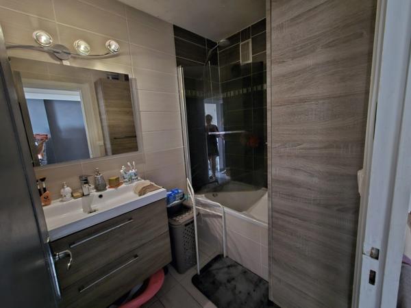 Appartement lumineux avec balcon- places de parking- 2 chambres- quartier Oradou -CLERMONT FERRAND (63)